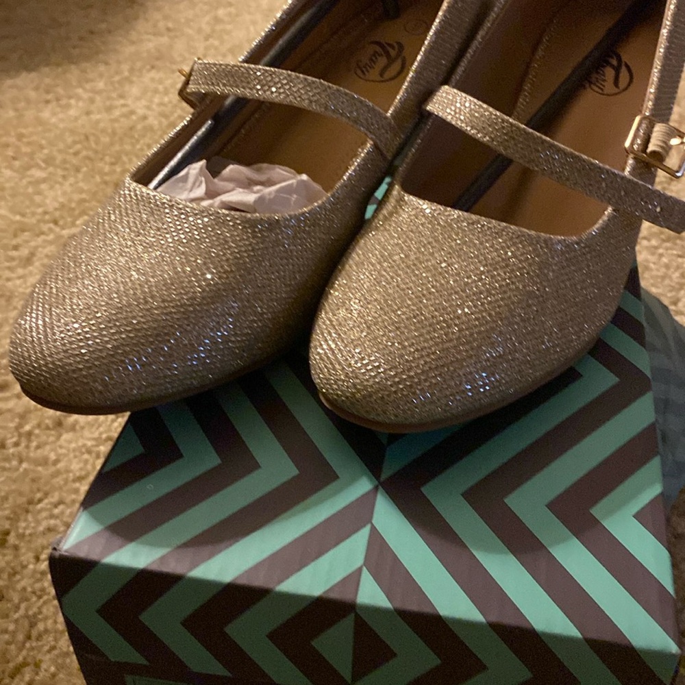 Wore once size 9 gold dress shoe. - Picture 3 of 3
